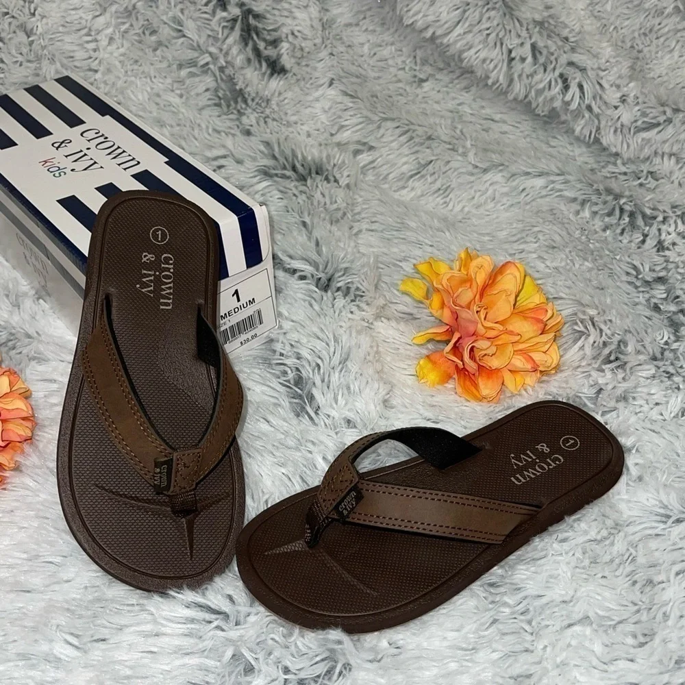 Crown & Ivy || youth size 1 Flip Flops NWB